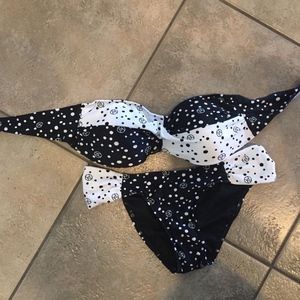 NWOT Woman's 2 Piece Black & White Swimsuit Size M